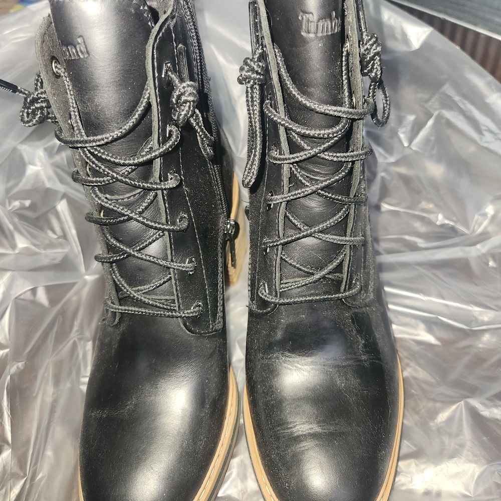 Timberland Black Leather Boots with Lace-Up Design